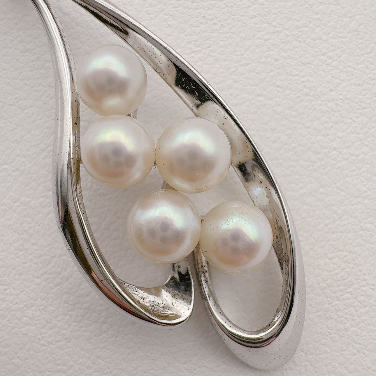 Mikimoto Necklace featuring a 5mm pearl on a 40cm chain with 4.5cm height and 1.6cm width pendant