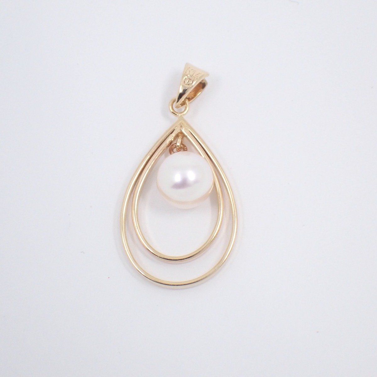 Tasaki pearl pendant top in K14 yellow gold with 6mm round pearl and small loop
