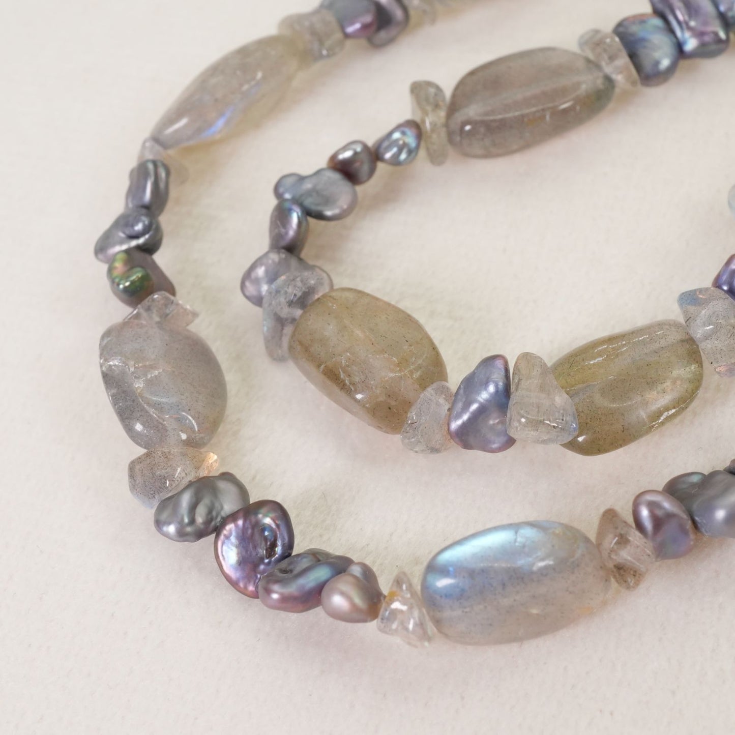 Agete long necklace made of silver with lapis lazuli and shell beads