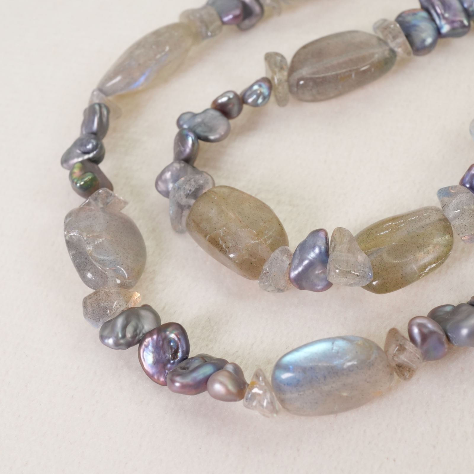 Agete long necklace made of silver with lapis lazuli and shell beads
