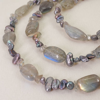 Agete long necklace made of silver with lapis lazuli and shell beads