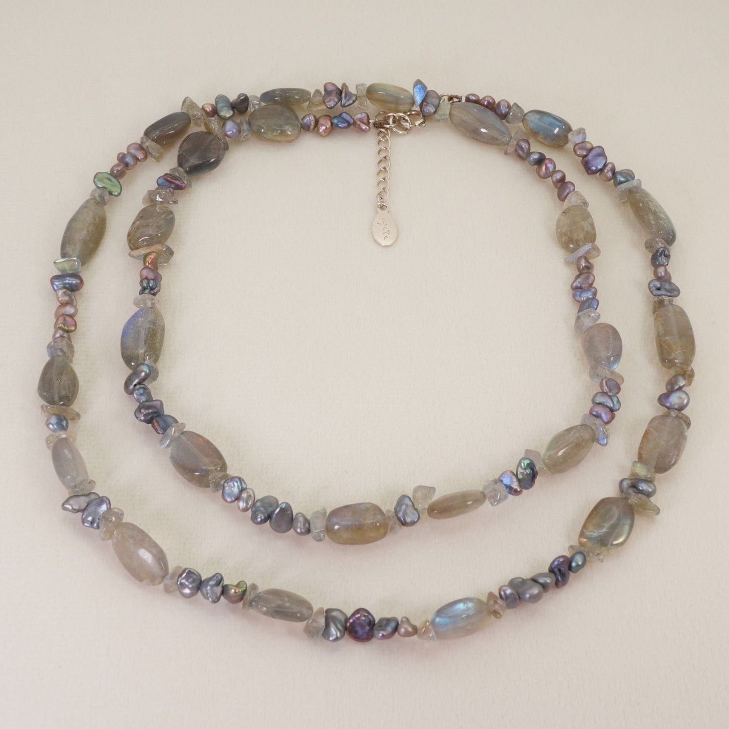 Agete long necklace made of silver with lapis lazuli and shell beads