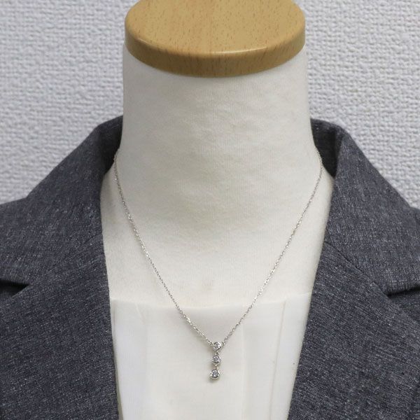 Mikimoto 18K white gold pendant necklace with three diamonds totaling 0.33 carats on a 40 cm chain
