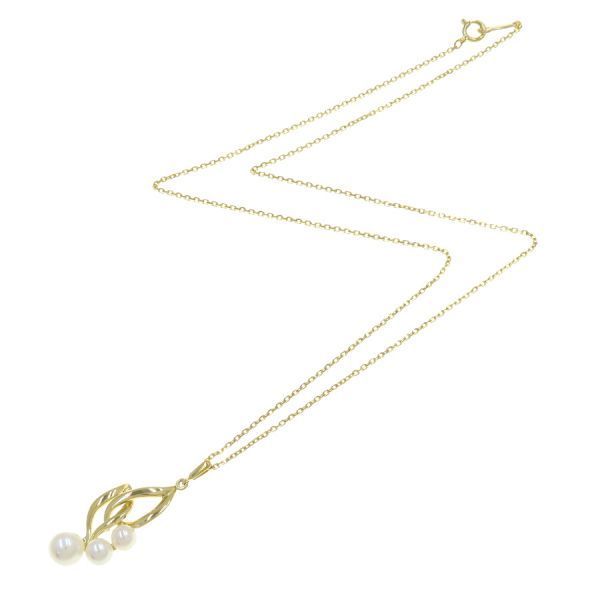 Mikimoto Akoya pearl necklace 41 cm length with round white pearls and silver clasp