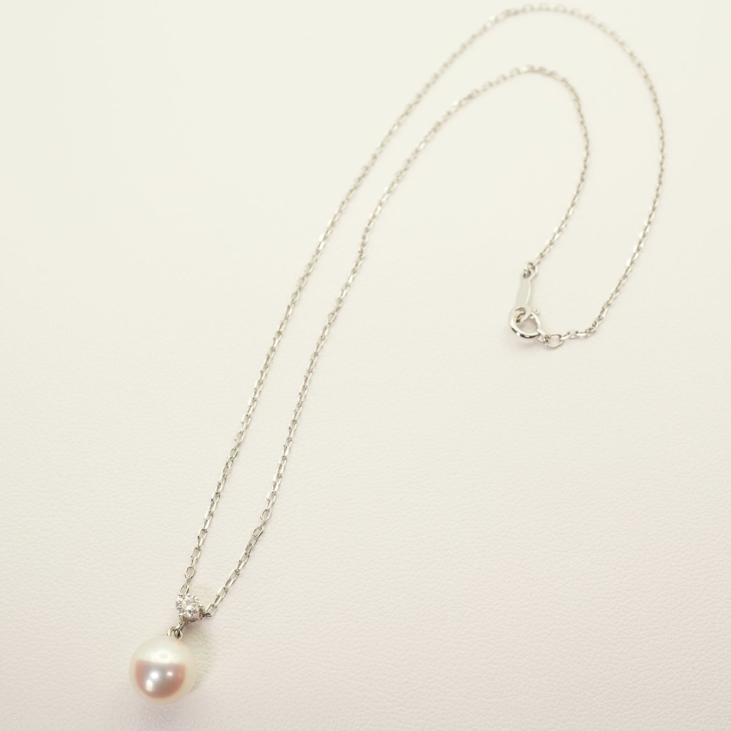 Mikimoto K18WG white gold pendant necklace with pearl and solitaire diamond on a chain