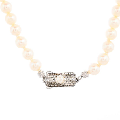 MIKIMOTO pearl necklace featuring white pearls on a 39.5 cm silver chain weighing 23.1 grams