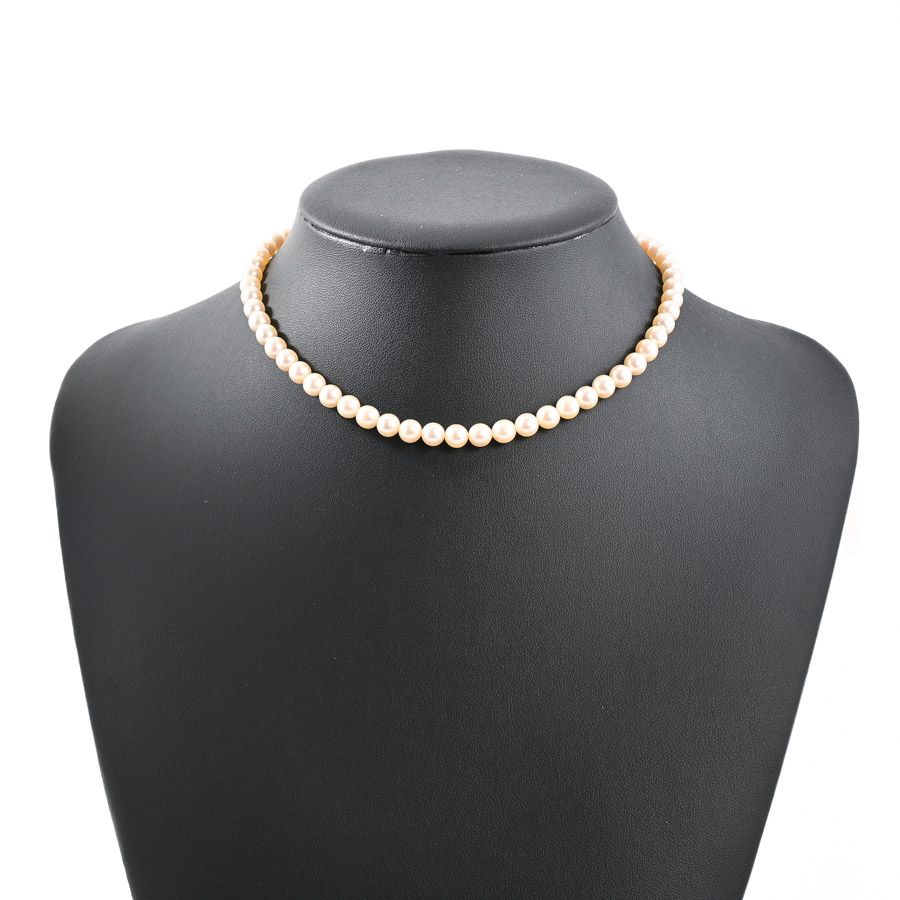 MIKIMOTO pearl necklace featuring white pearls on a 39.5 cm silver chain weighing 23.1 grams