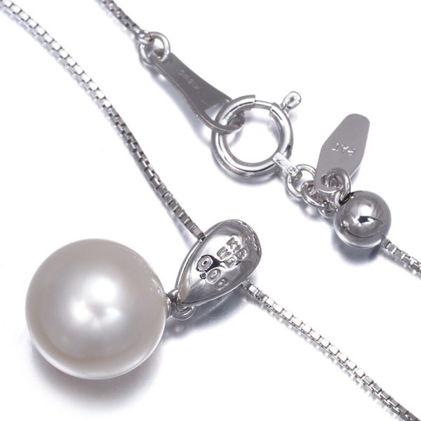 TASAKI necklace with 9.5mm pearl and 0.06ct diamond pendant in 18K white gold on 45cm adjustable chain