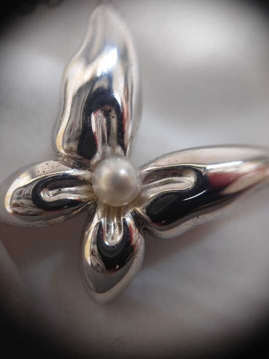 Mikimoto silver necklace with a pearl and butterfly pendant on a 41 cm chain