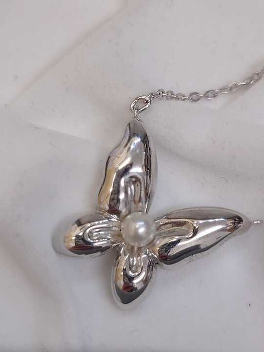 Mikimoto silver necklace with a pearl and butterfly pendant on a 41 cm chain