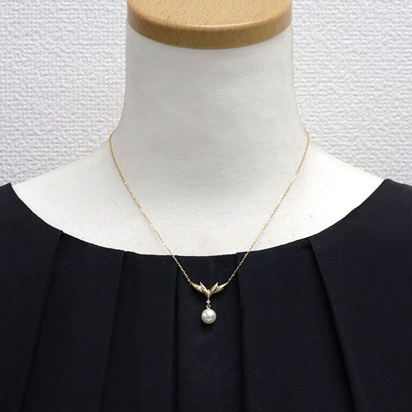 Mikimoto K18YG Akoya pearl pendant necklace with diamond accents on a 39.5cm chain