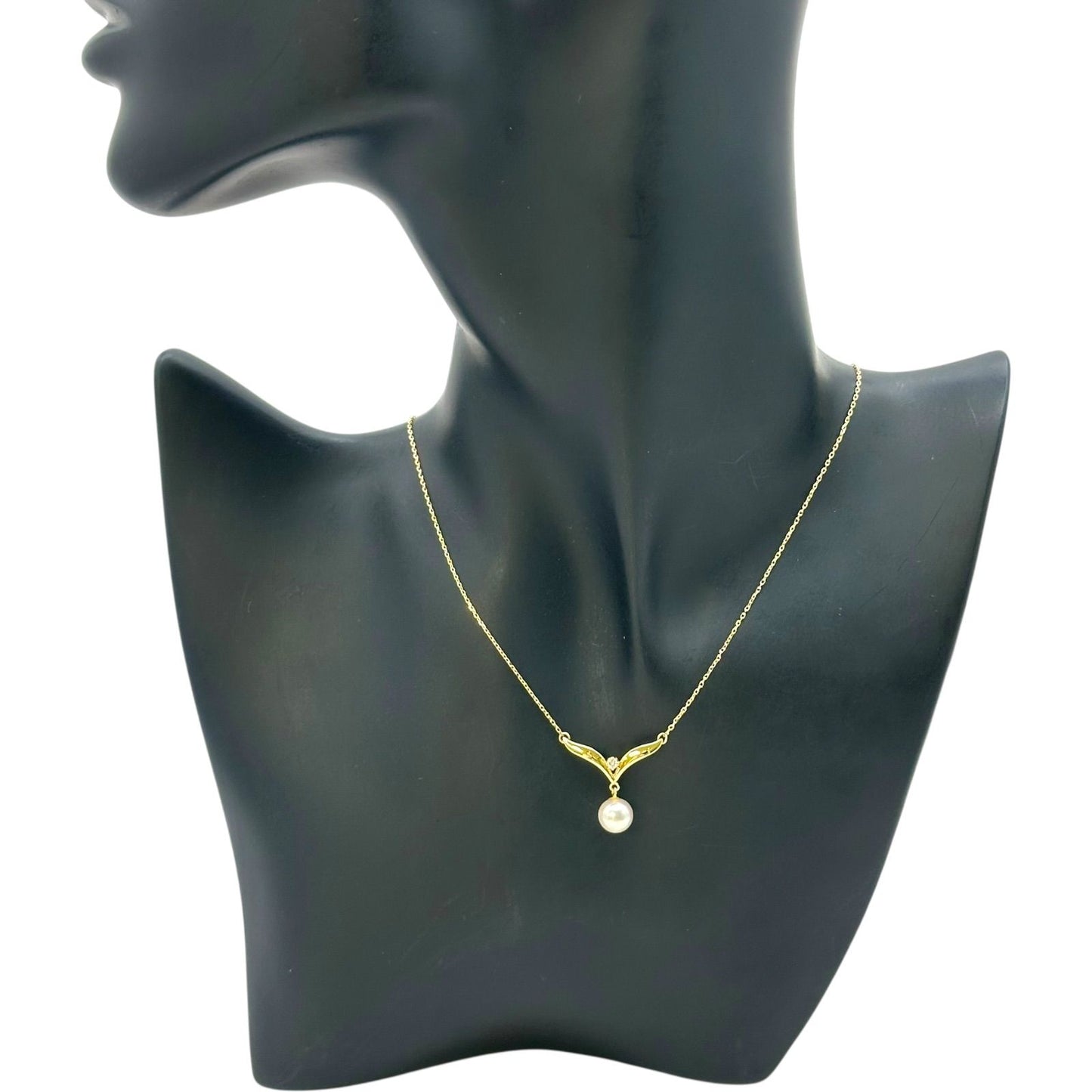 Mikimoto K18 gold necklace featuring a pearl and diamond pendant on a 37cm chain