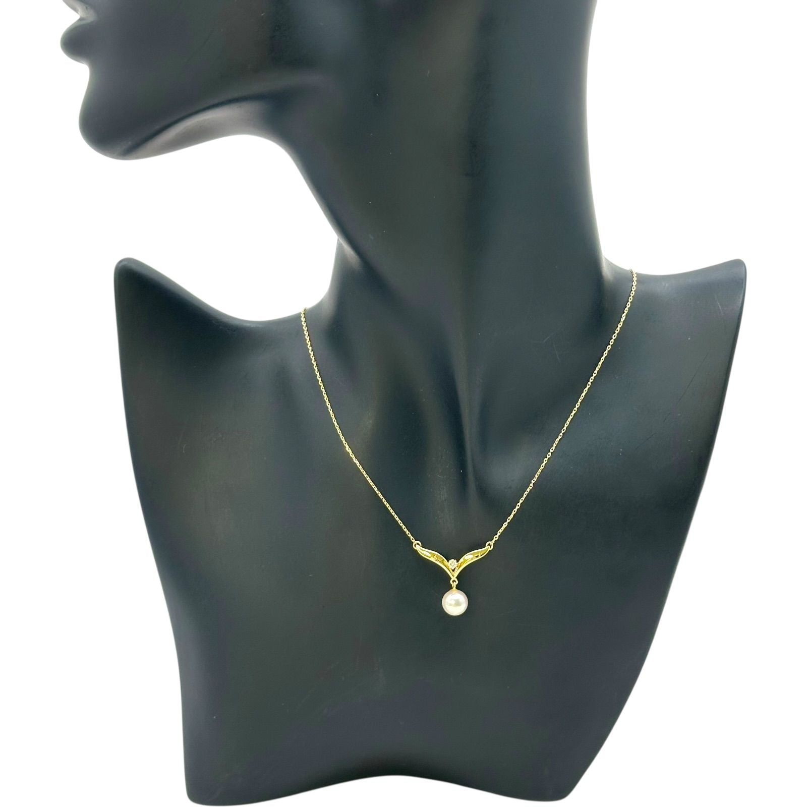 Mikimoto K18 gold necklace featuring a pearl and diamond pendant on a 37cm chain