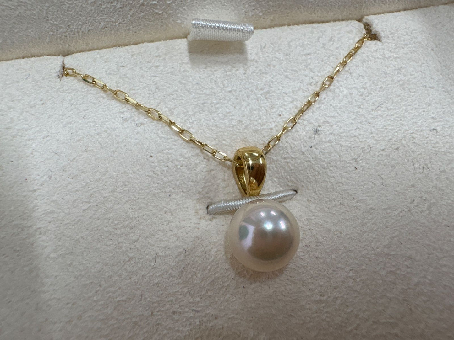 MIKIMOTO pearl necklace with 6.8mm pearls on a 40cm yellow gold chain