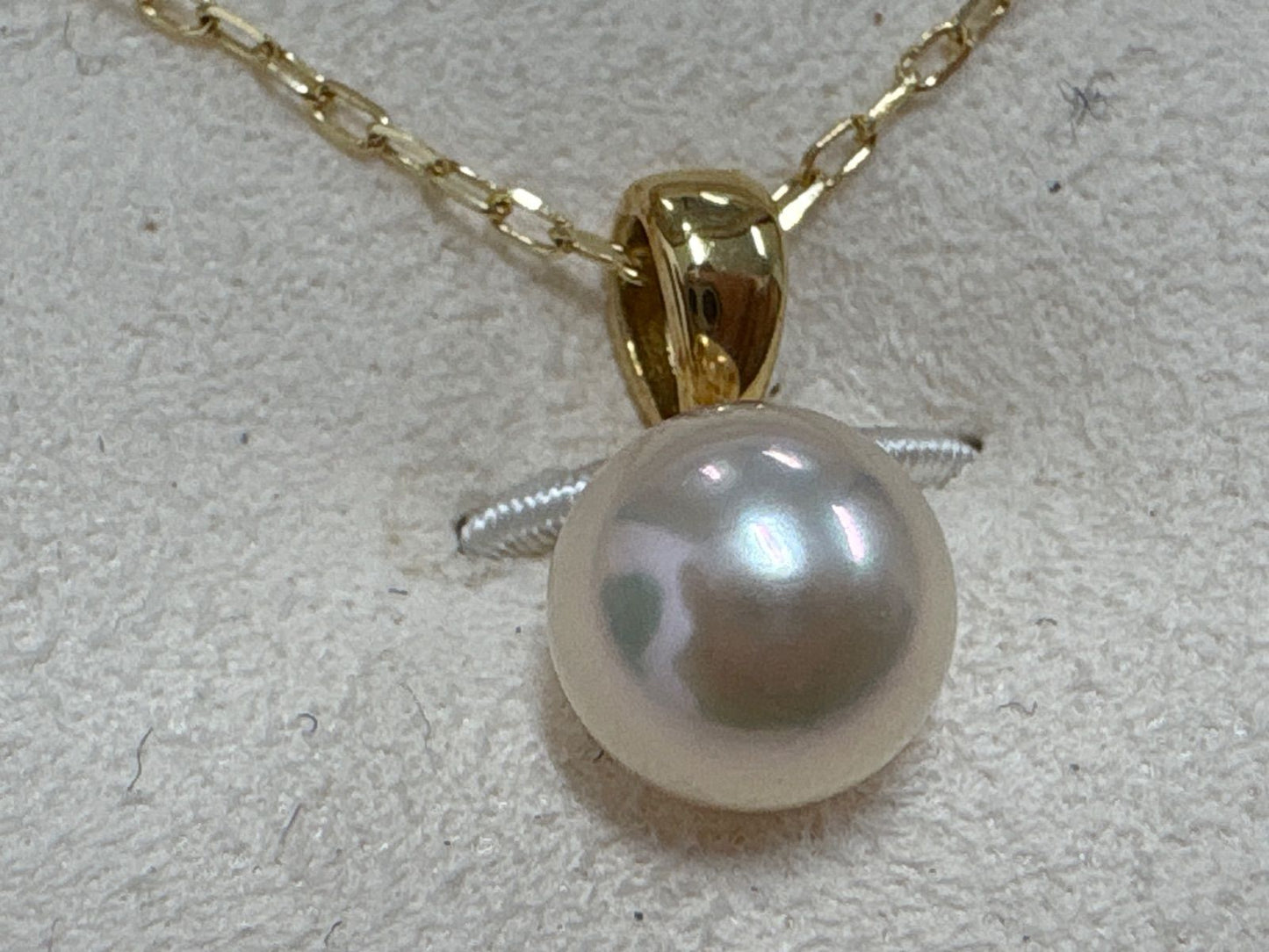 MIKIMOTO pearl necklace with 6.8mm pearls on a 40cm yellow gold chain