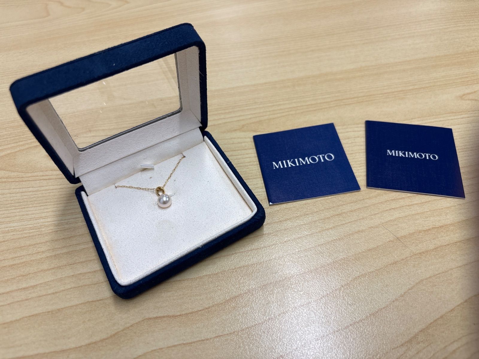 MIKIMOTO pearl necklace with 6.8mm pearls on a 40cm yellow gold chain