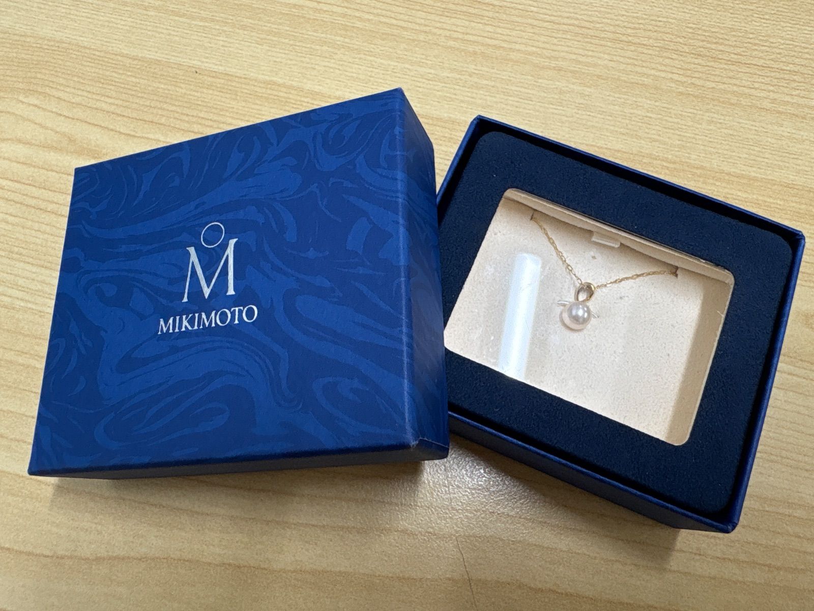 MIKIMOTO pearl necklace with 6.8mm pearls on a 40cm yellow gold chain