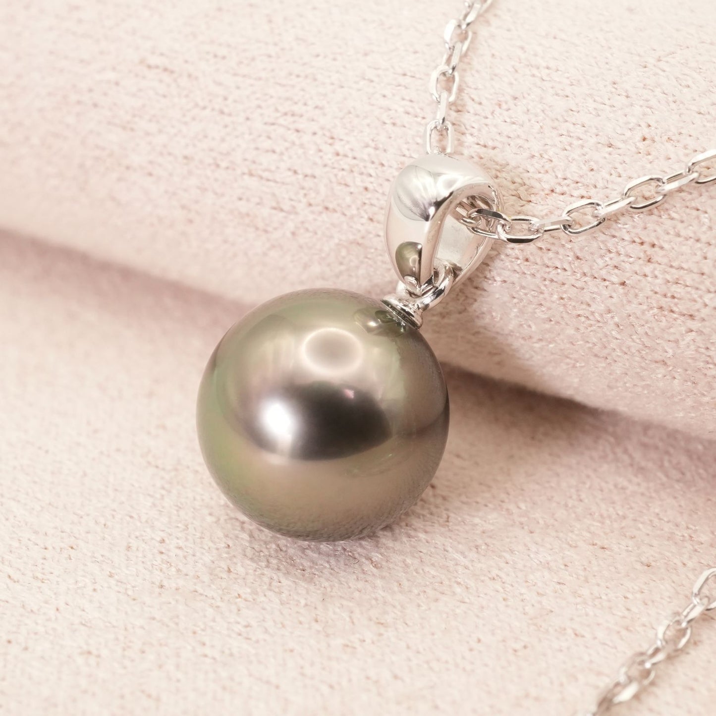 Mikimoto K18WG black cultured pearl necklace model 25-512S on white background