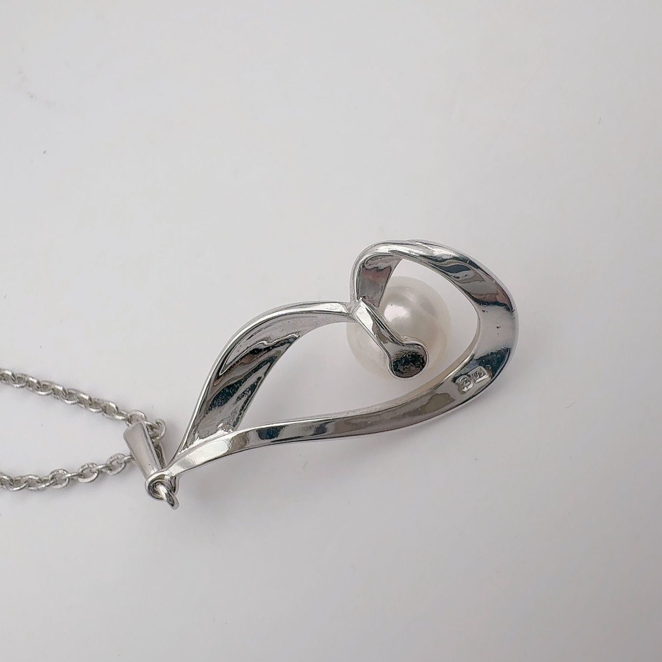Mikimoto Necklace with 6.2mm pearl pendant and 40.5cm chain in silver tone