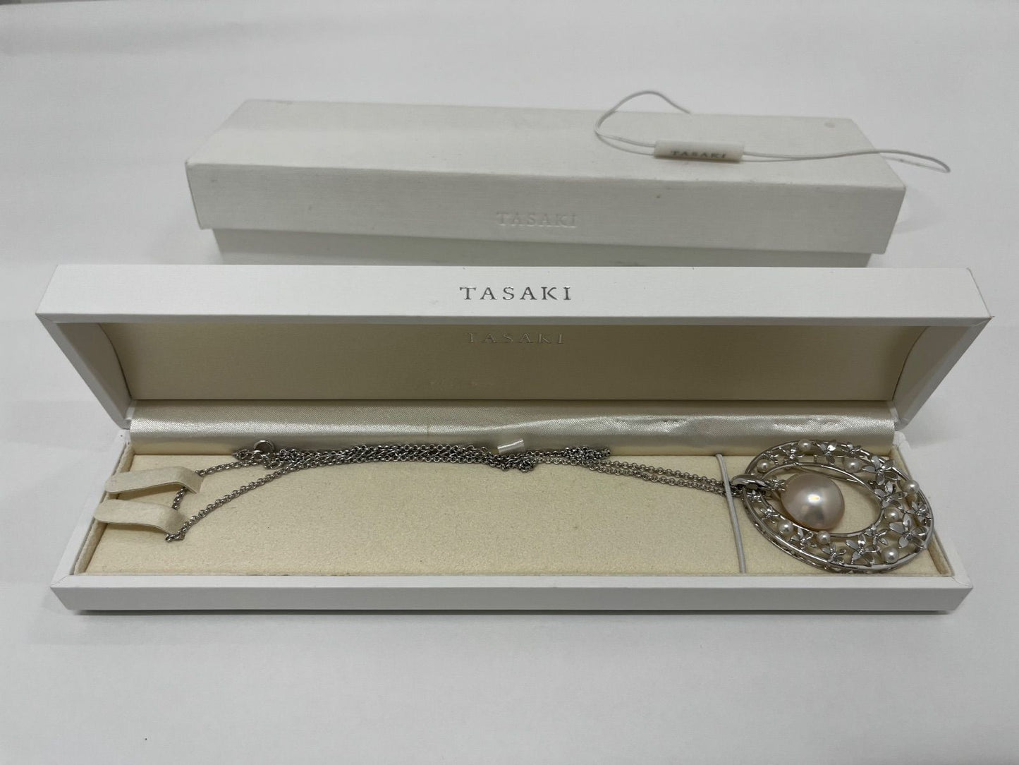 TASAKI necklace brooch featuring a 1.5 cm Mabe pearl set in silver 925 with a 32 cm chain