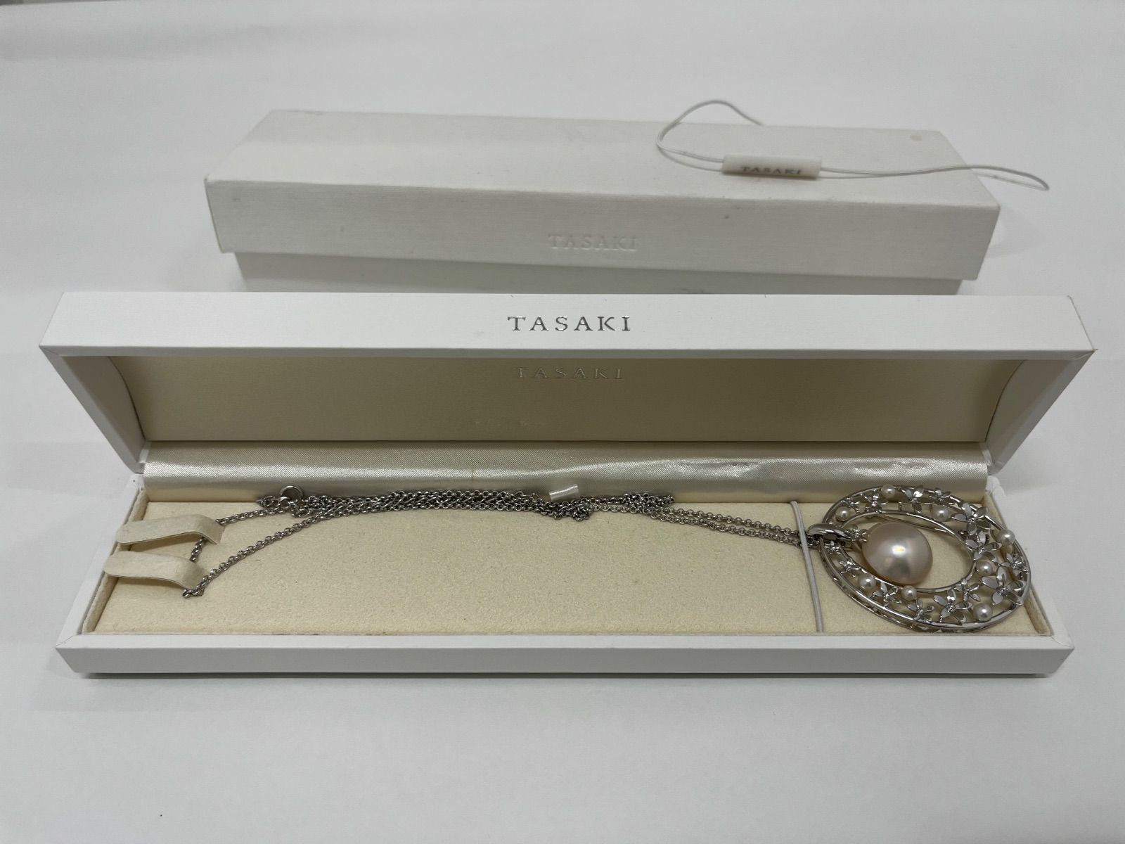 TASAKI necklace brooch featuring a 1.5 cm Mabe pearl set in silver 925 with a 32 cm chain