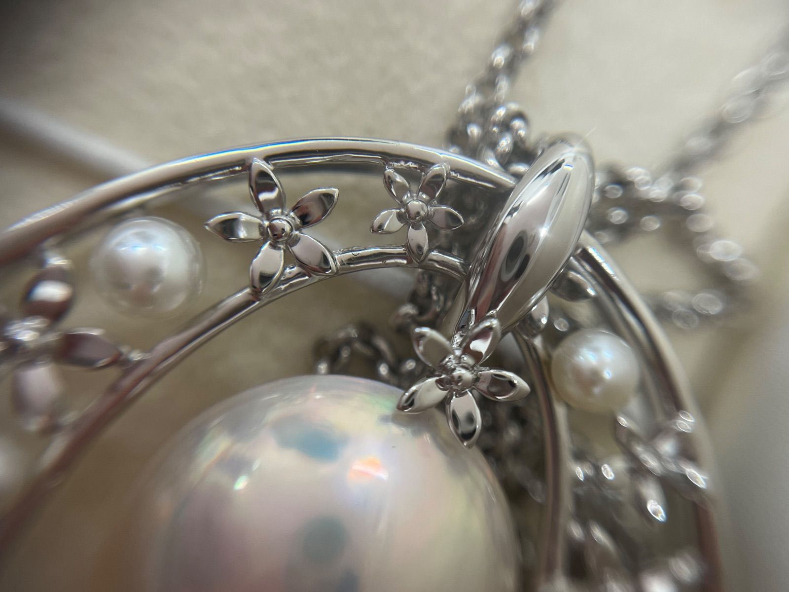 TASAKI necklace brooch featuring a 1.5 cm Mabe pearl set in silver 925 with a 32 cm chain