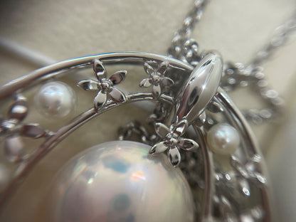 TASAKI necklace brooch featuring a 1.5 cm Mabe pearl set in silver 925 with a 32 cm chain