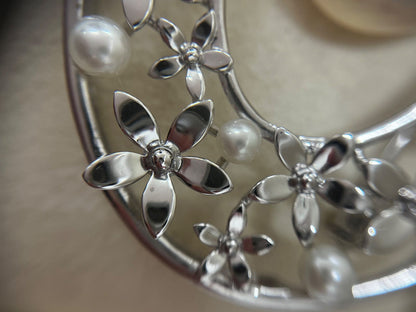 TASAKI necklace brooch featuring a 1.5 cm Mabe pearl set in silver 925 with a 32 cm chain