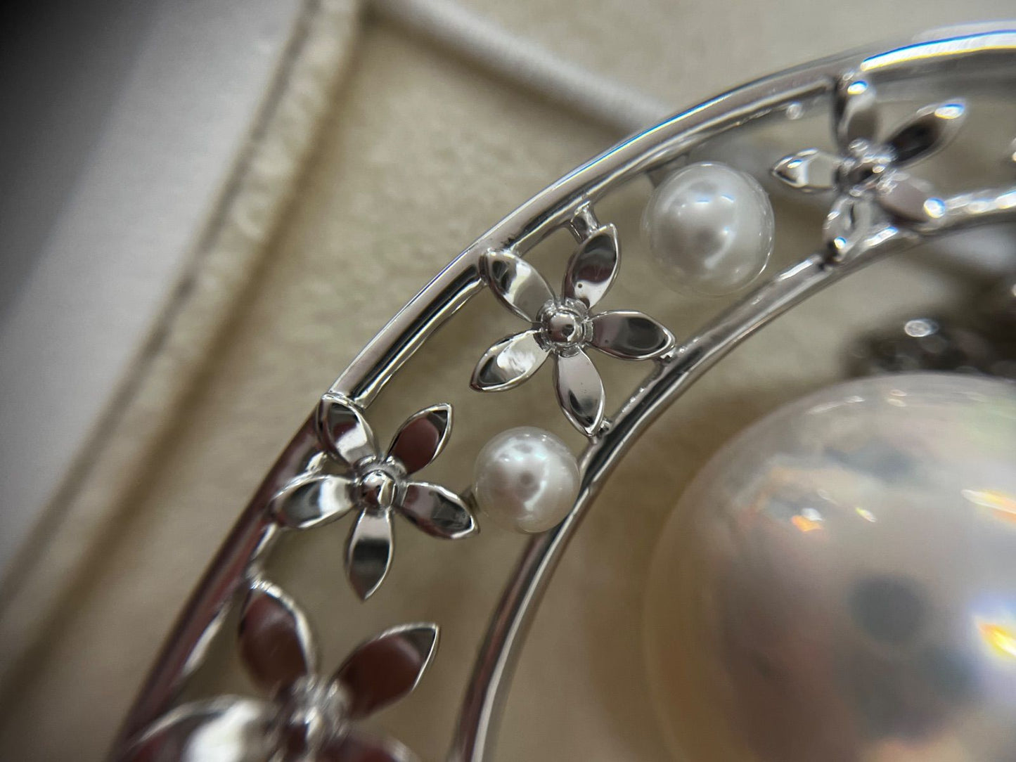 TASAKI necklace brooch featuring a 1.5 cm Mabe pearl set in silver 925 with a 32 cm chain