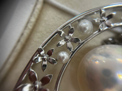 TASAKI necklace brooch featuring a 1.5 cm Mabe pearl set in silver 925 with a 32 cm chain