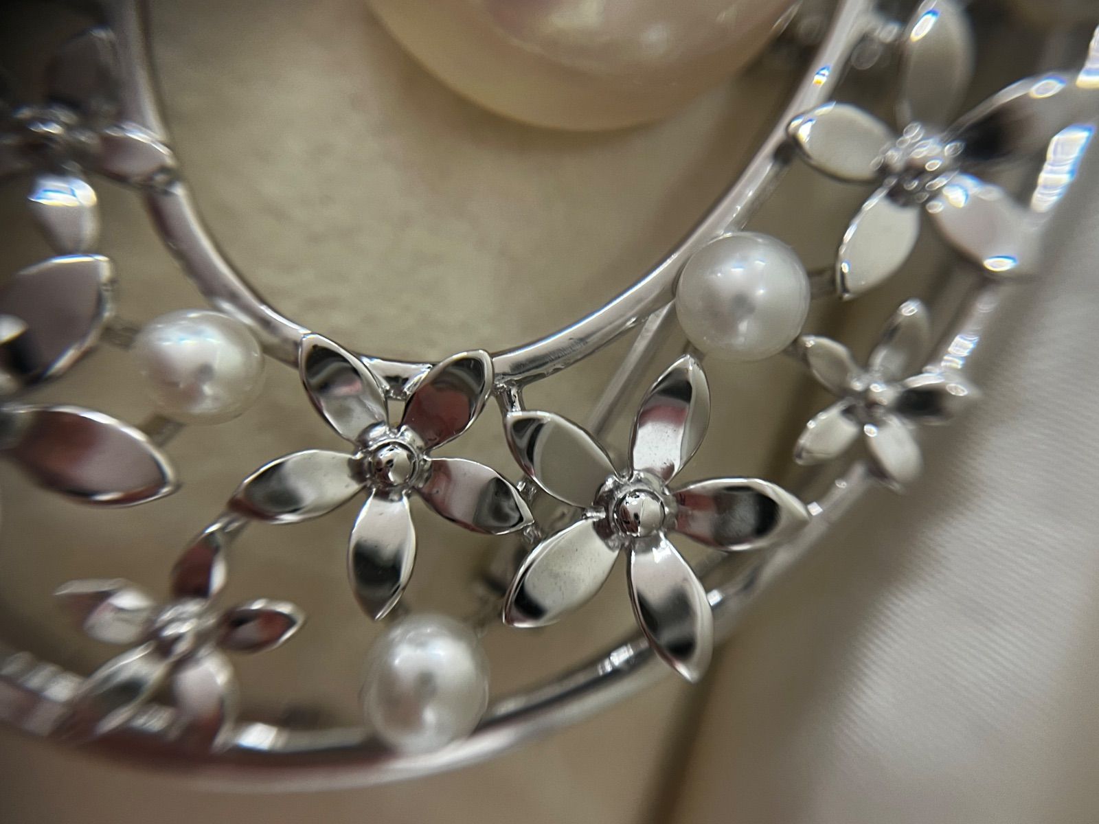 TASAKI necklace brooch featuring a 1.5 cm Mabe pearl set in silver 925 with a 32 cm chain