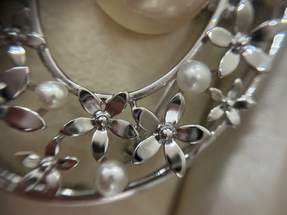 TASAKI necklace brooch featuring a 1.5 cm Mabe pearl set in silver 925 with a 32 cm chain