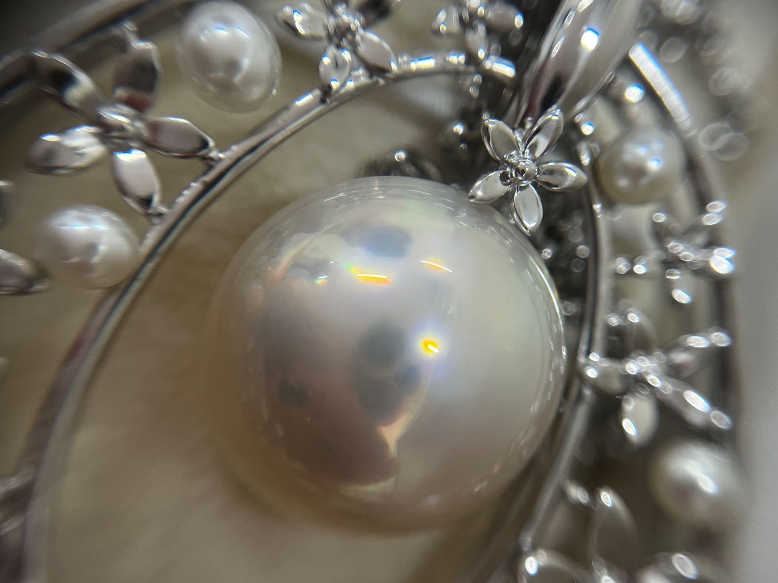 TASAKI necklace brooch featuring a 1.5 cm Mabe pearl set in silver 925 with a 32 cm chain