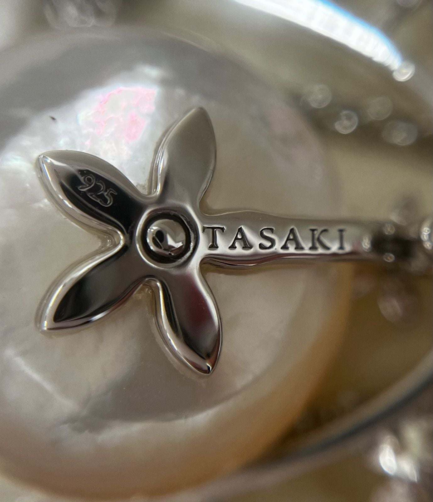 TASAKI necklace brooch featuring a 1.5 cm Mabe pearl set in silver 925 with a 32 cm chain