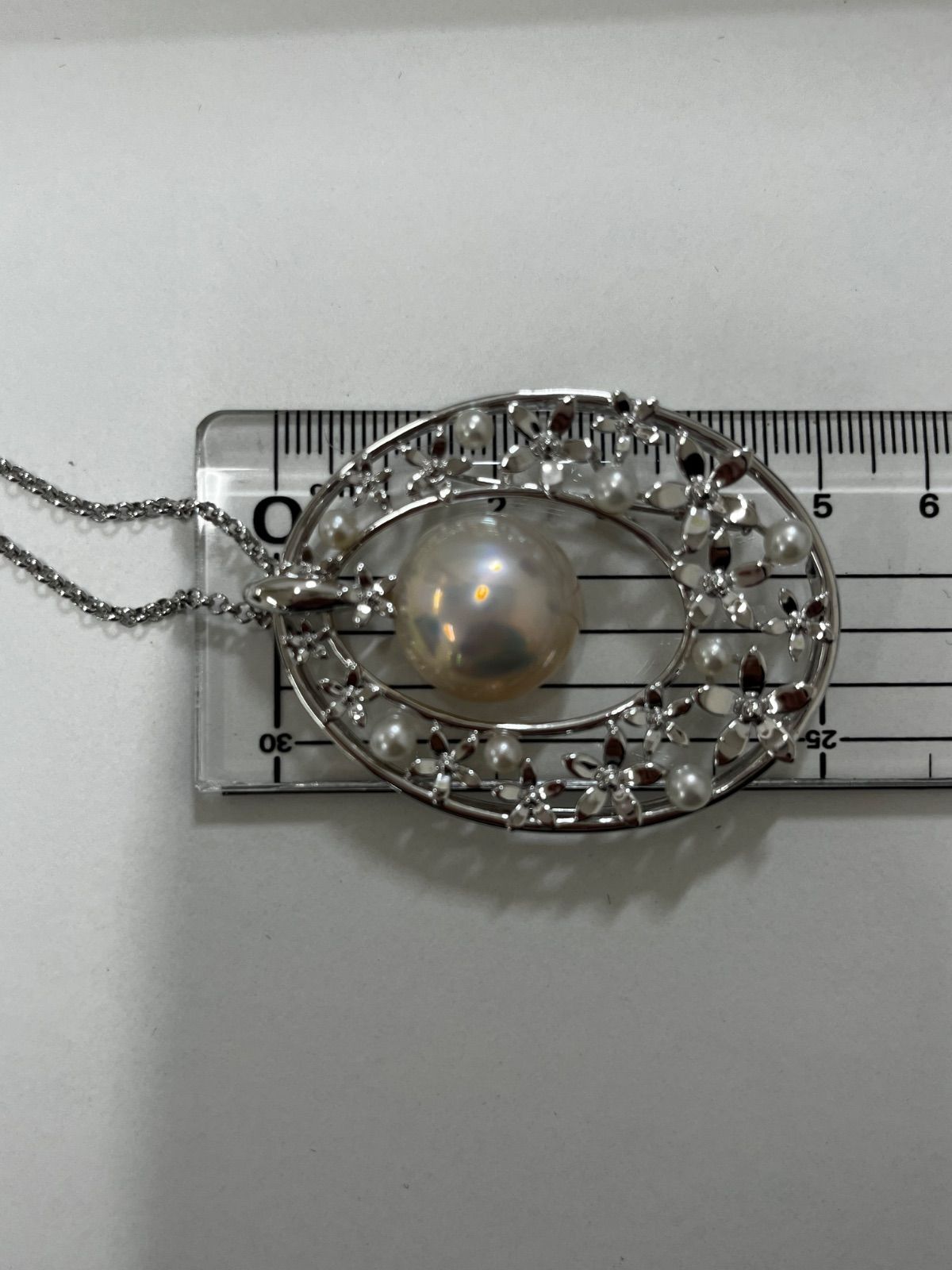 TASAKI necklace brooch featuring a 1.5 cm Mabe pearl set in silver 925 with a 32 cm chain
