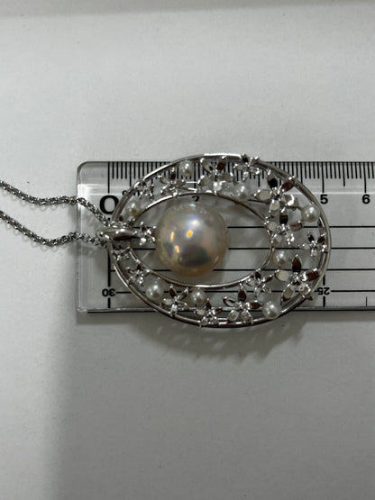 TASAKI necklace brooch featuring a 1.5 cm Mabe pearl set in silver 925 with a 32 cm chain