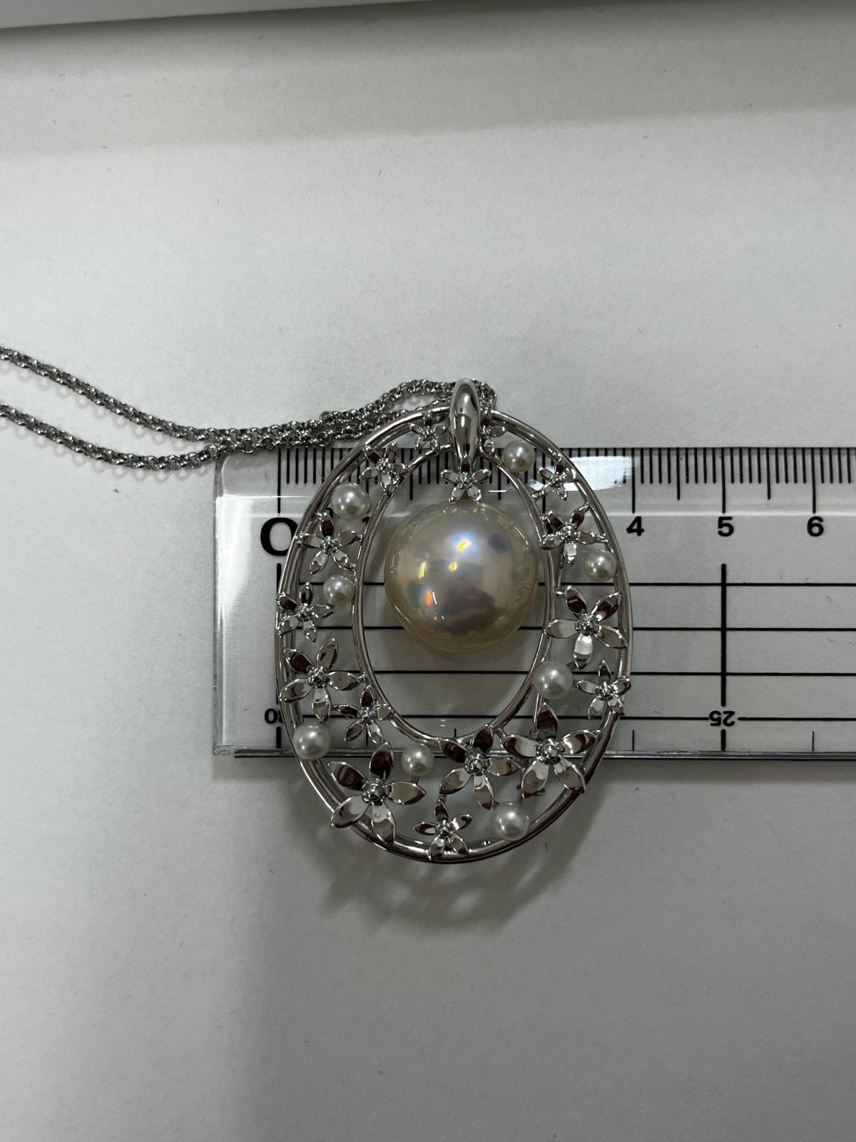TASAKI necklace brooch featuring a 1.5 cm Mabe pearl set in silver 925 with a 32 cm chain