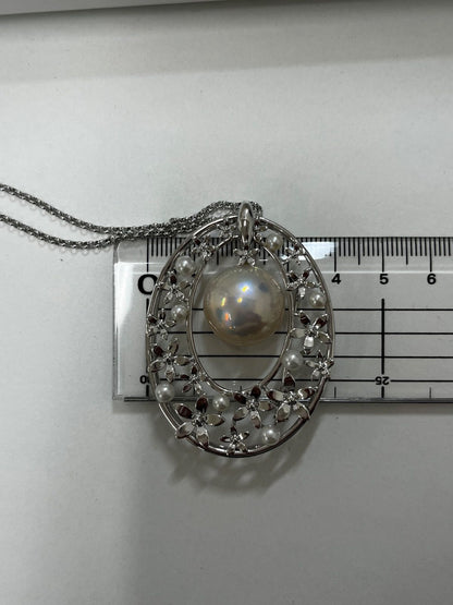 TASAKI necklace brooch featuring a 1.5 cm Mabe pearl set in silver 925 with a 32 cm chain