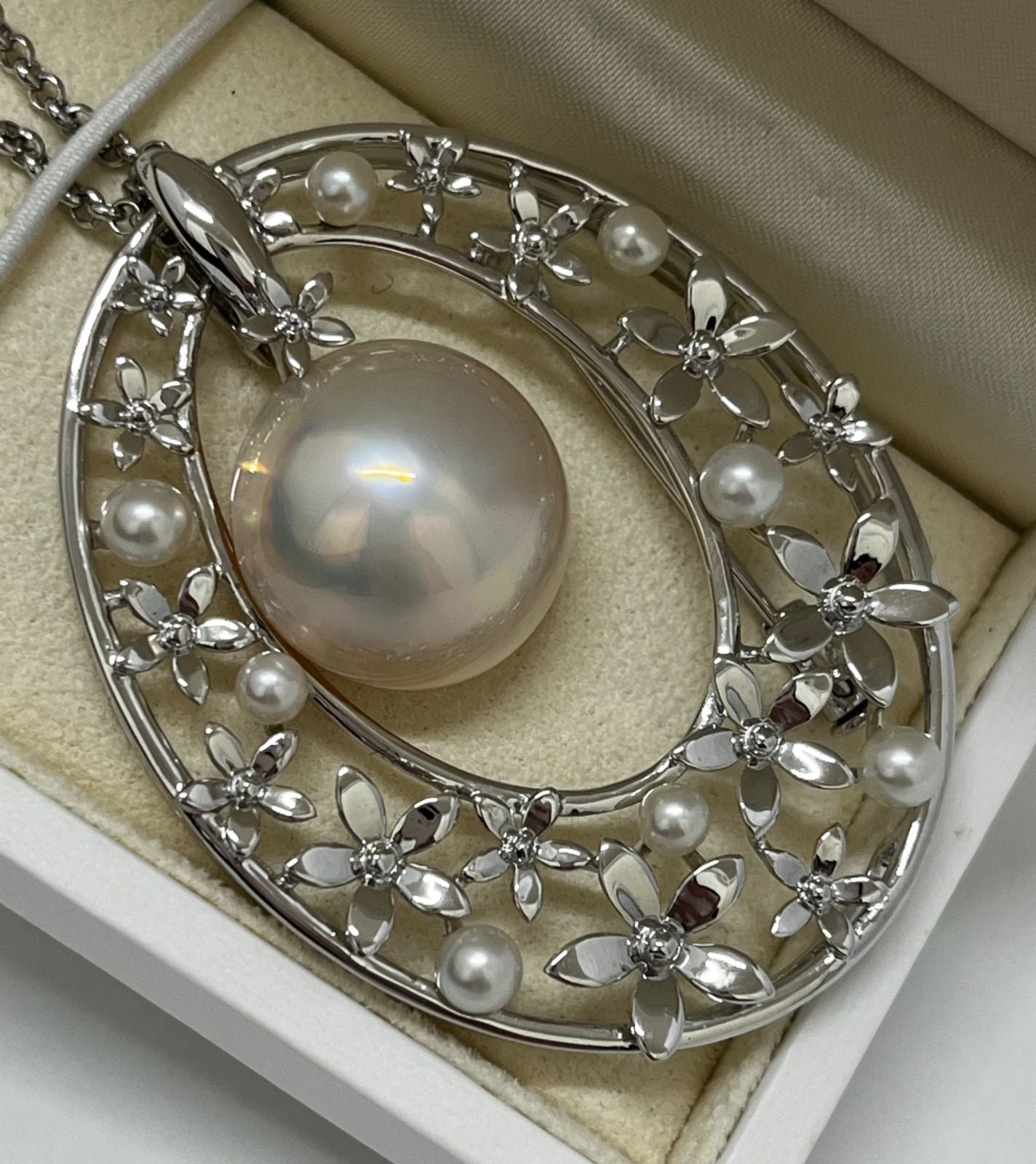 TASAKI necklace brooch featuring a 1.5 cm Mabe pearl set in silver 925 with a 32 cm chain