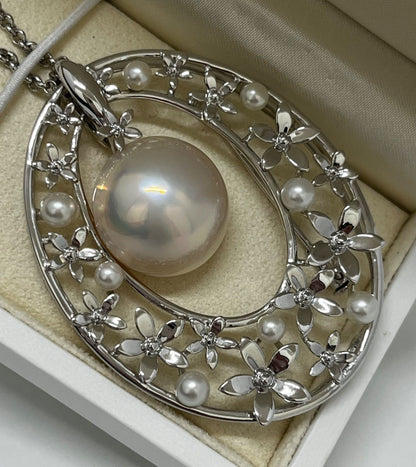 TASAKI necklace brooch featuring a 1.5 cm Mabe pearl set in silver 925 with a 32 cm chain