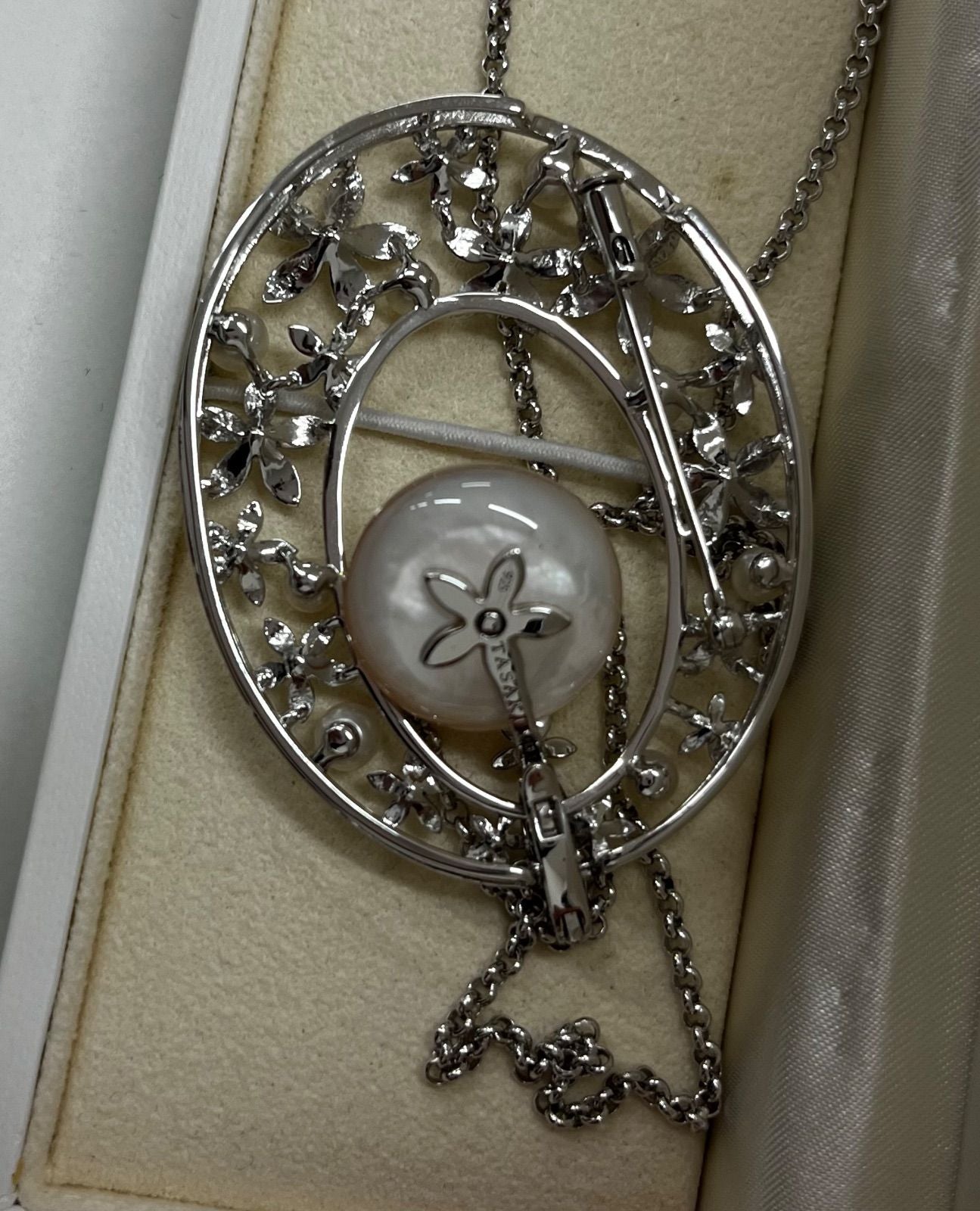 TASAKI necklace brooch featuring a 1.5 cm Mabe pearl set in silver 925 with a 32 cm chain