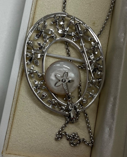 TASAKI necklace brooch featuring a 1.5 cm Mabe pearl set in silver 925 with a 32 cm chain