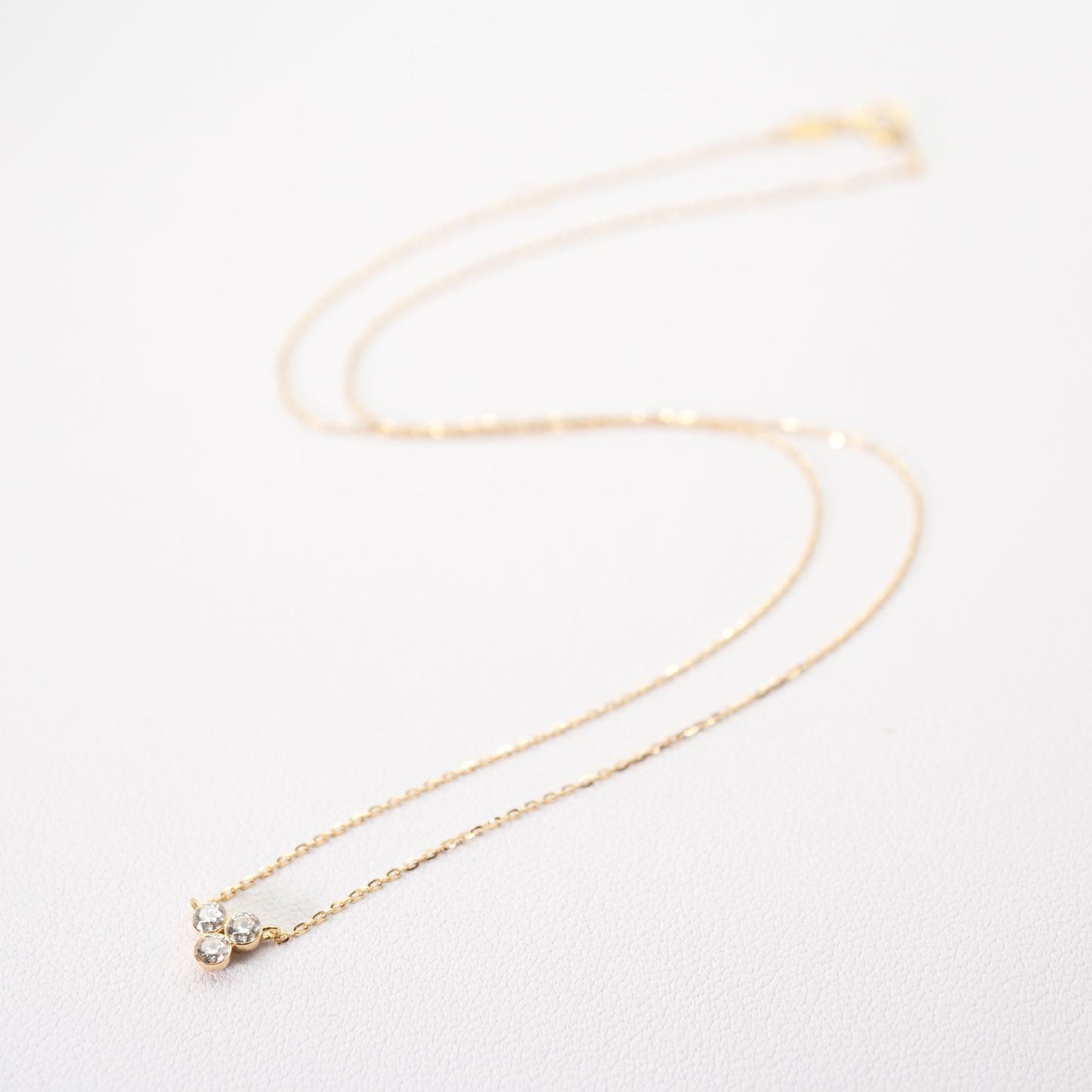 Agete K18 3-P diamond necklace featuring 0.15 carats diamonds on a delicate gold chain