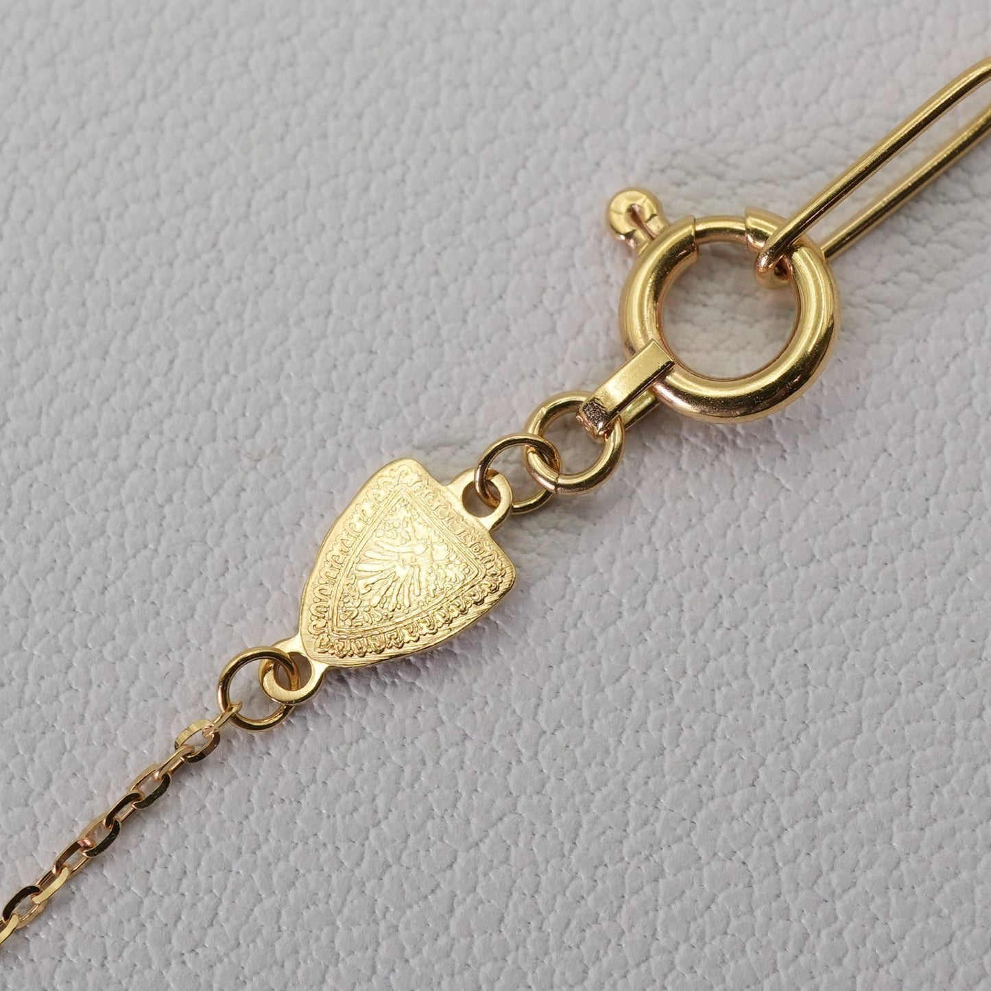 Agete K18 3-P diamond necklace featuring 0.15 carats diamonds on a delicate gold chain