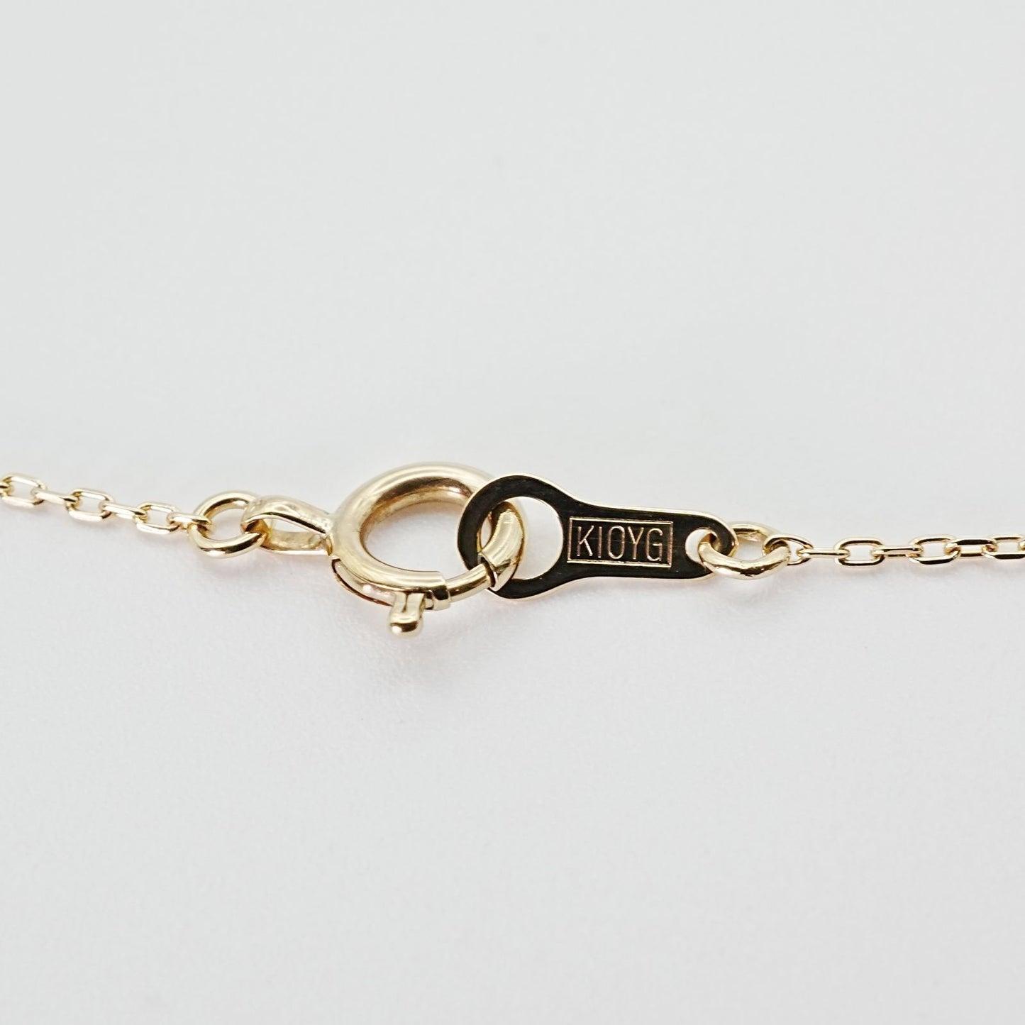 Agaat butterfly necklace with K14 gold, opal stone, and small diamond on delicate chain