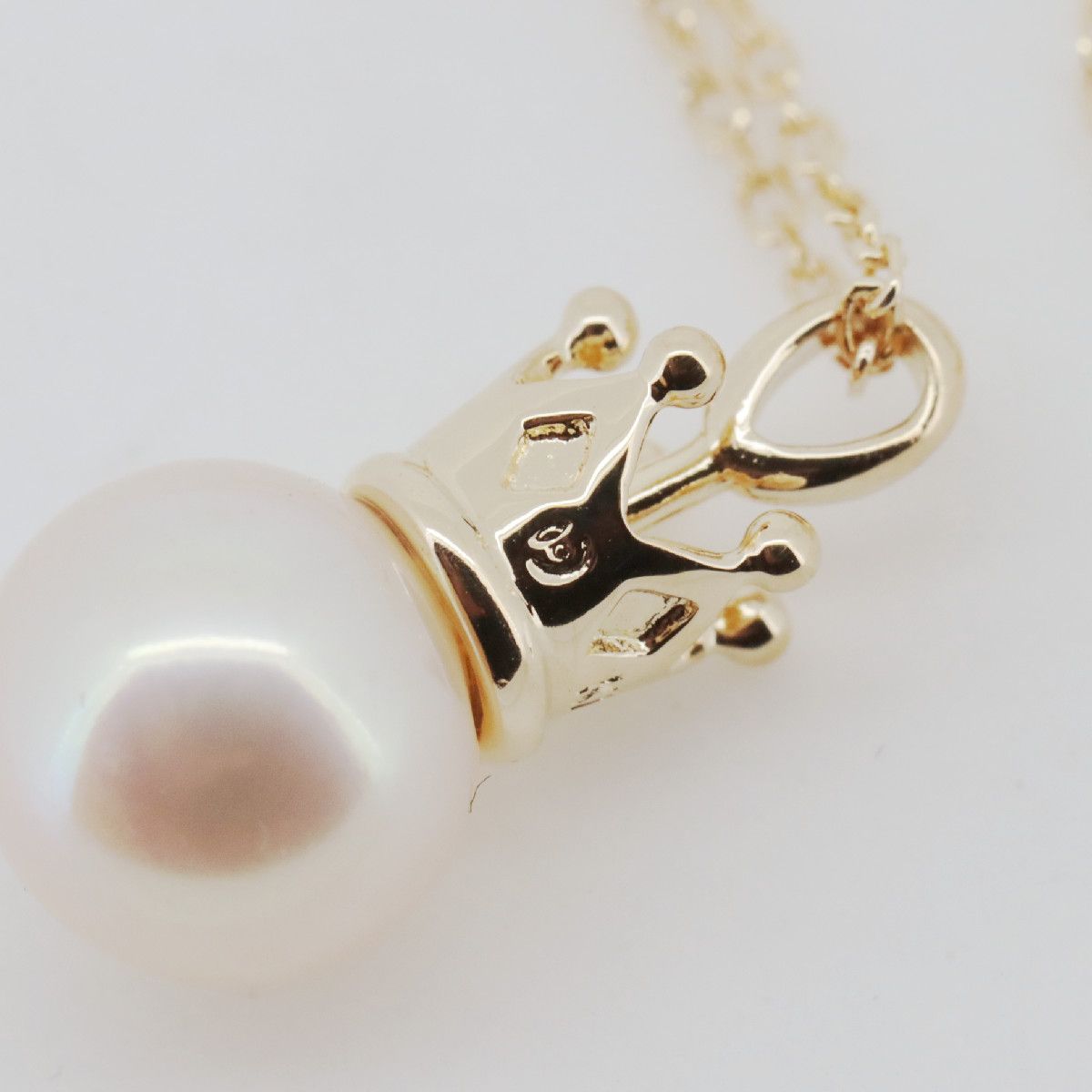 Tasaki pearl necklace featuring 7.4mm pearls on 18K yellow gold chain, 38-41.5cm length