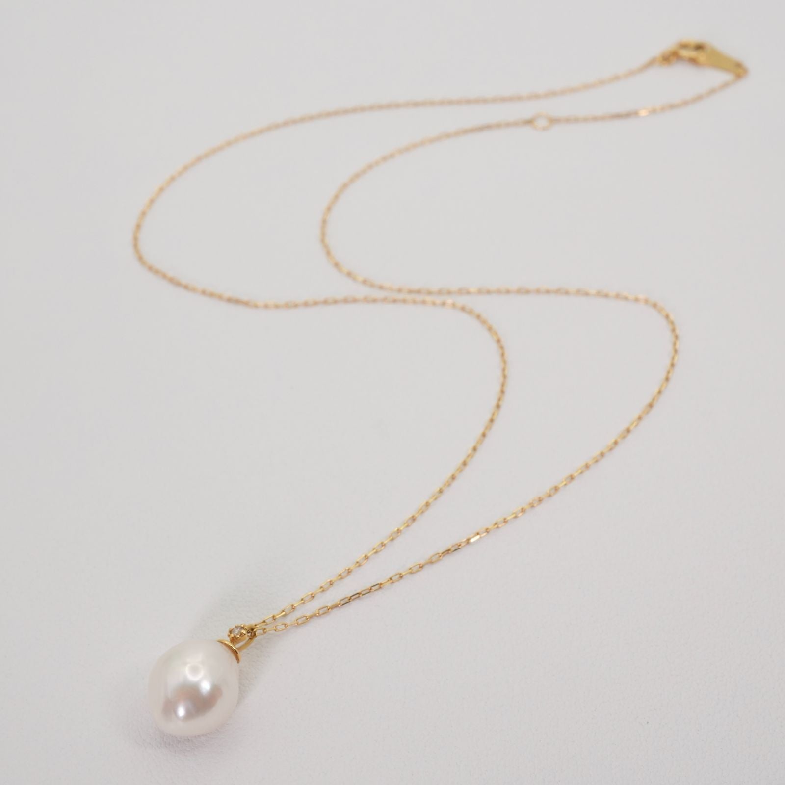 Agate K18 gold necklace pendant with diamond and freshwater pearl on a white background