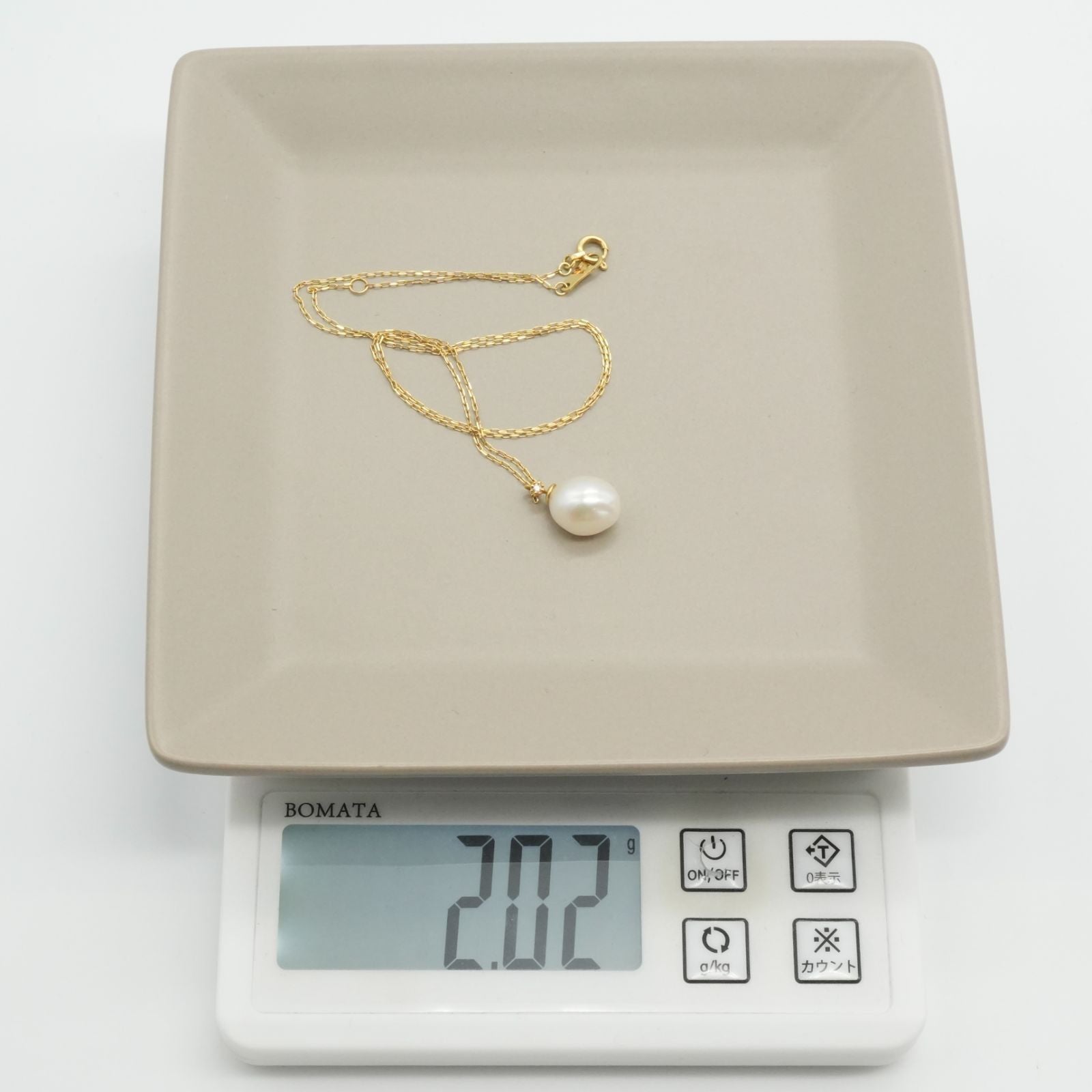 Agate K18 gold necklace pendant with diamond and freshwater pearl on a white background