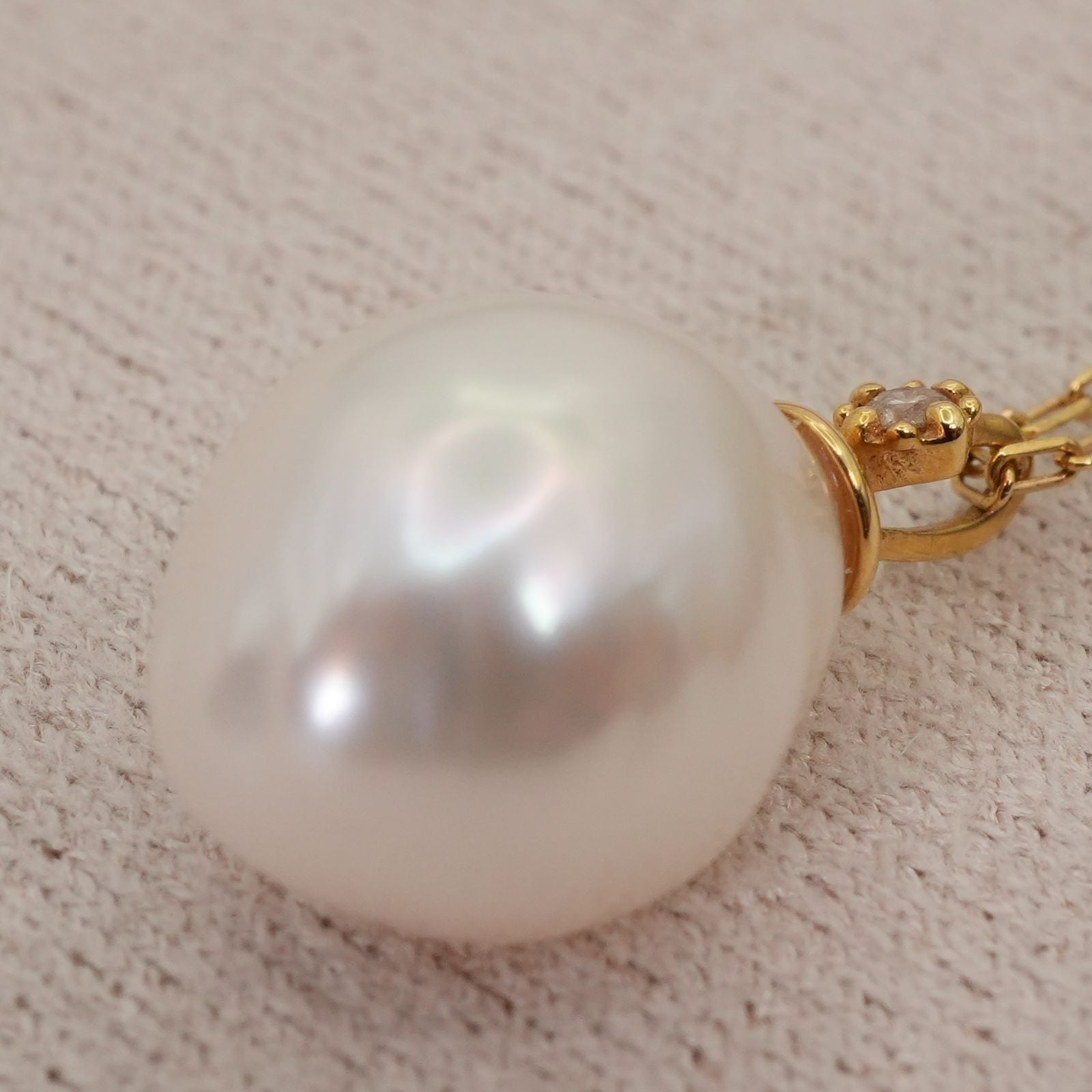 Agate K18 gold necklace pendant with diamond and freshwater pearl on a white background