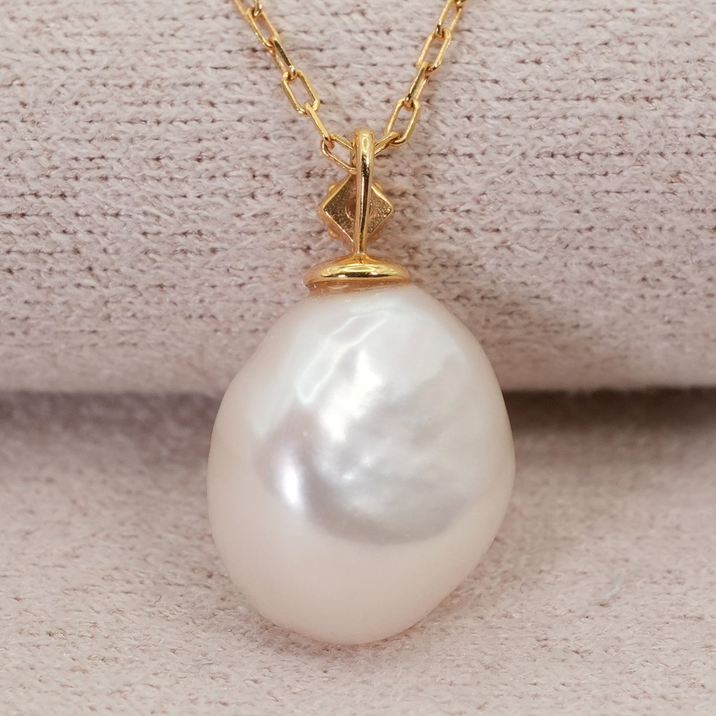 Agate K18 gold necklace pendant with diamond and freshwater pearl on a white background
